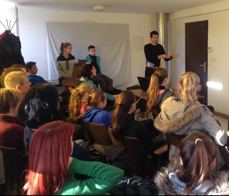 Lecturing basic principles of healthy nutrition to young athletes